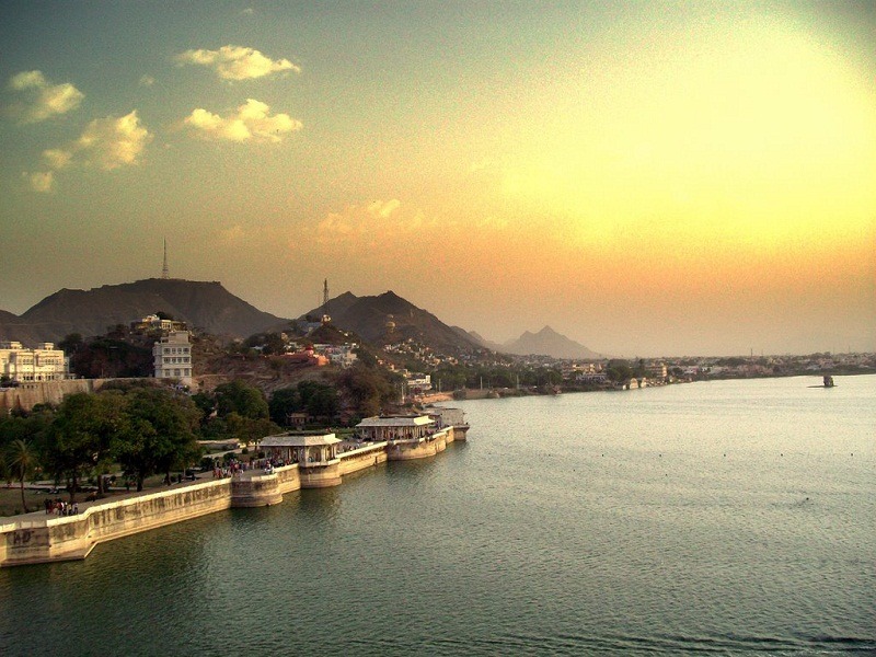 Ana Sagar Lake included in Ajmer tour package, a popular scenic tourist attraction