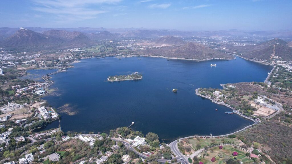 Fateh Sagar Lake included in Udaipur tour package, scenic lake and popular tourist attraction