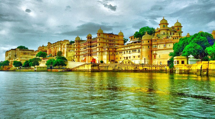 Lake Pichola included in Udaipur tour package, scenic lake with boat rides and palace views
